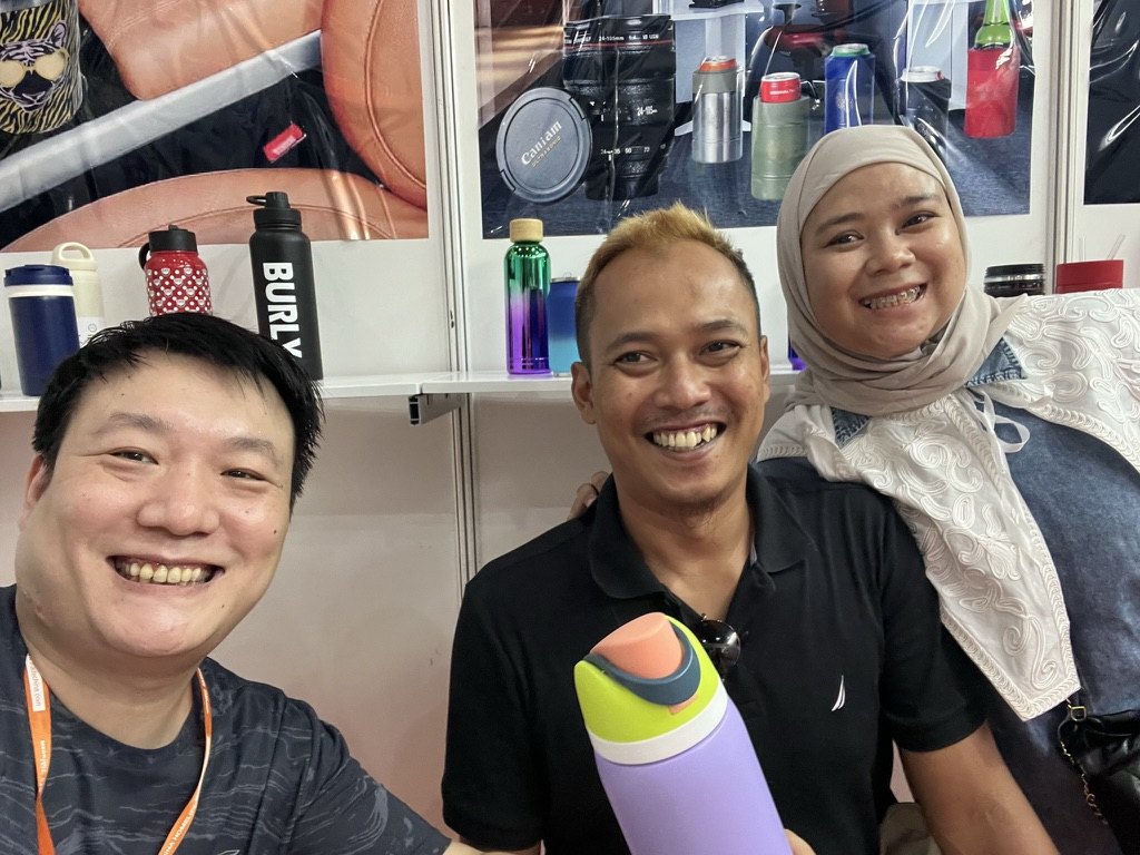 Two buyers in conversation with STWADD at HOMELIFE Indonesia